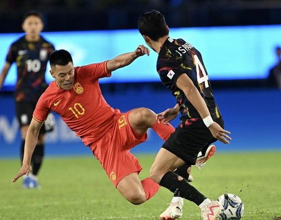 항저우 아시안게임 남자 축구 한국과 중국의 8강전. 중국이 소림 축구라는 별명을 듣는 국가답게 거칠게 나왔으나 예상대로 한국의 승리로 끝났다./베이징칭녠바오.