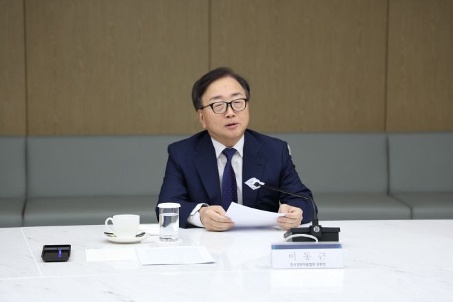 경제6단체는 18일 서울 중구 대한상공회의소에서 노사관계 안정과 기업경영 불확실성 해소를 위한 경제계의 입장을 발표, 이동근 한국경영자총협회 부회장이 입장문을 낭독하고 있다./경총