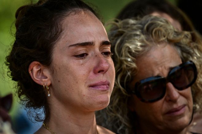 지난 7일(현지시간) 이스라엘 비에리 키부츠에서 팔레스타인 무장정파 하마스에 의해 살해된 토니 레비의 장례식이 22일 이스라엘 남부 레비빔에서 진행된 가운데 , 한 조문객이 슬퍼하고 있다./AFP·연합뉴스