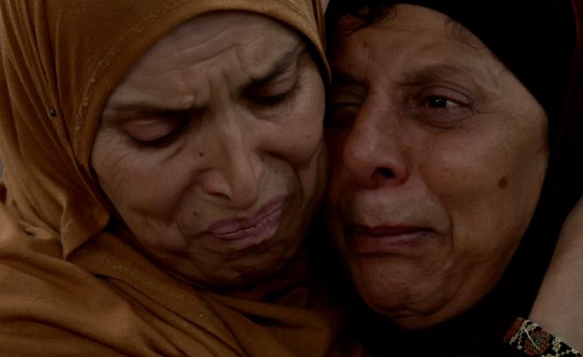 22일(현지시간) 팔레스타인 서안지구 제닌의 알안사르 이슬람 사원에 대한 이스라엘군의 공습으로 사망한 팔레스타인인 2명 중 한명의 장례식에서 고인의 모친(오른쪽) 등이 비통해 하고 있다./EPA·연합뉴스