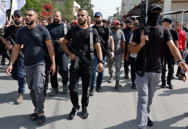 팔레스타인 전투원들이 22일(현지시간) 서안지구 제닌에 대한 이스라엘군의 공습으로 사망한 팔레스타인인 2명의 장례식에 참석하고 있다./로이터·연합뉴스