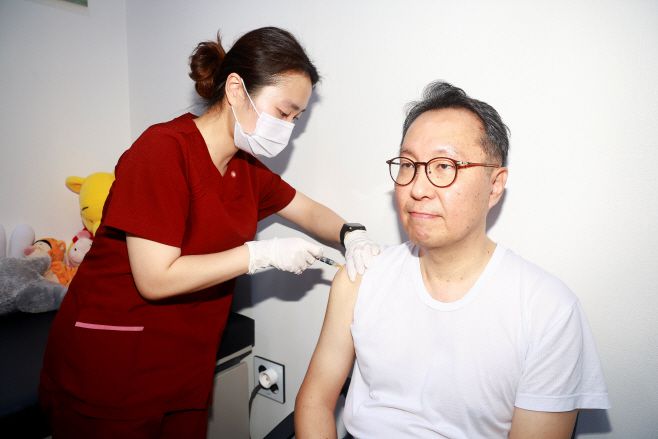 박민수 보건복지부 제2차관이 1일 서울시 소재 의원급 의료기관을 방문해 겨울철 코로나19 백신 및 인플루엔자 백신 동시접종을 하고 있다. /보건복지부