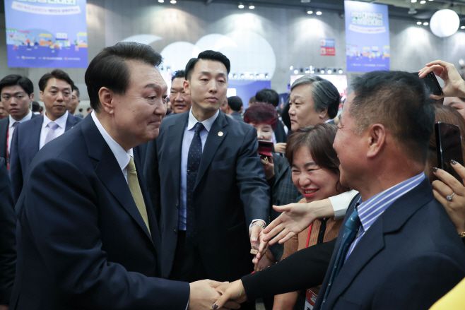 윤석열 대통령이 3일 경기도 고양시 킨텍스에서 열린 대한민국 소상공인대회 개막식에서 참석자들과 인사하고 있다. /제공=대통령실