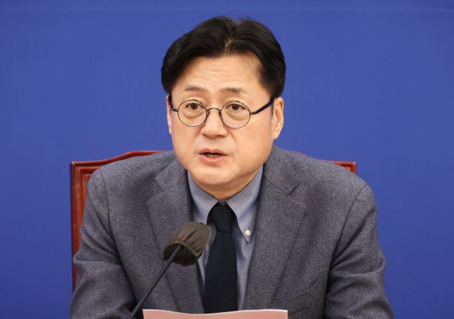 홍익표 더불어민주당 원내대표가 7일 국회에서 열린 원내대책회의에서 발언하고 있다. /연합뉴스