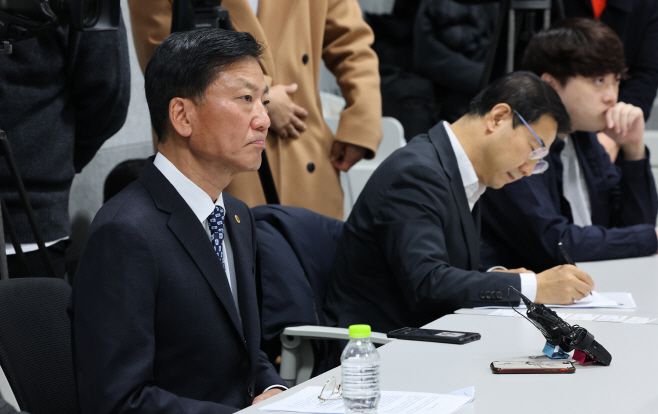 양동호 광주시의사회 대의원회 의장이 15일 서울 중구 서울시티타워에서 열린 17차 의료현안협의체 회의에서 정경실 보건복지부 보건의료정책관의 발언을 듣고 있다. /연합뉴스