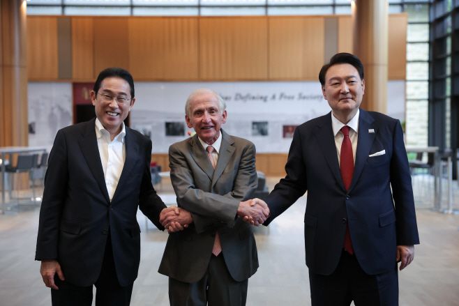 아시아태평양경제협력체(APEC) 정상회의 참석차 미국을 방문 중인 윤석열 대통령과 기시다 후미오 일본 총리가 17일(현지시간) 미국 캘리포니아주 스탠퍼드대 후버연구소에서리차드 샐러 스탠퍼드 대학 총장과 기념촬영을 하고 있다. /연합뉴스