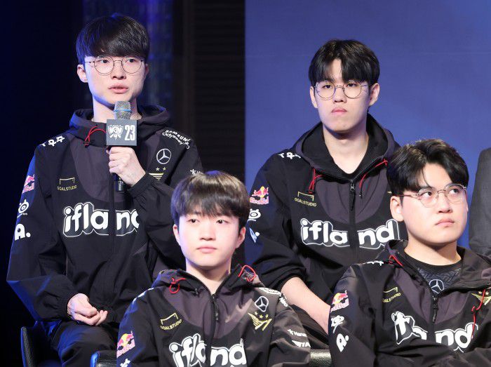 '페이커' 이상혁이 취재진 질문에 답하고 있다.