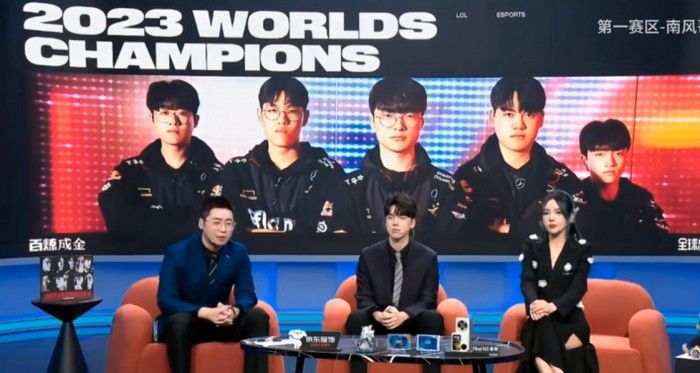 2023월드챔피언십 월즈 중국 중계 방송. 제일 왼쪽이 해설자 왕둬둬