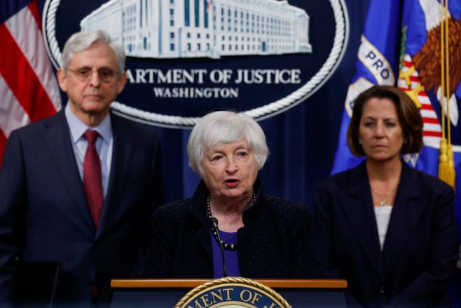 재닛 옐런 미국 재무부 장관(가운데)이 21일(현지시간) 미국 워싱턴 D.C.법무부에서 메릭 갈런드 법무장관(왼쪽)·리사 모나코 법무차관과 함께 기자회견을 하고 있다./AFP·연합뉴스