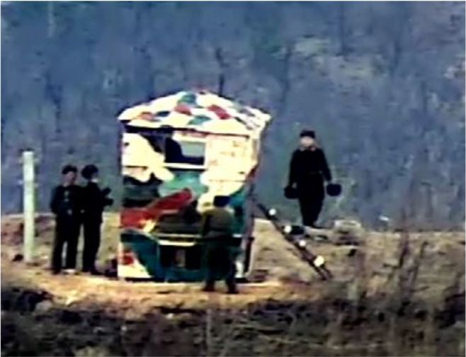 북한군이 9·19 군사합의에 따라 파괴했던 동부전전 비무장지대(DMZ)내 감시초소(GP) 자리에 목재로 감시소를 설치하고 있다./제공=국방부