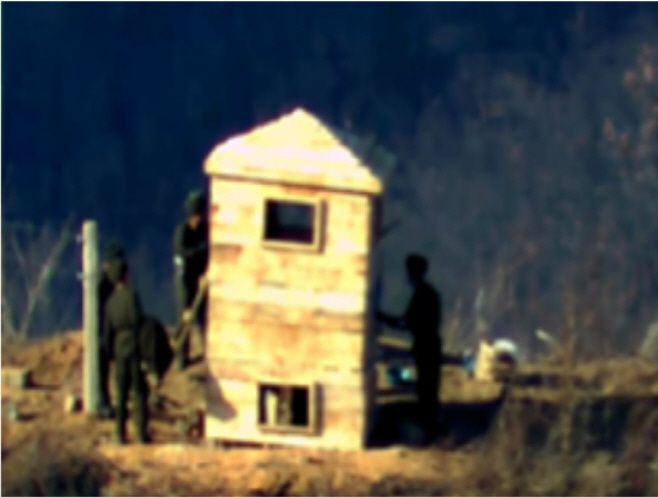 북한군이 9·19 군사합의에 따라 파괴했던 동부전전 비무장지대(DMZ)내 감시초소(GP) 자리에 목재로 감시소를 설치하고 있다./제공=국방부