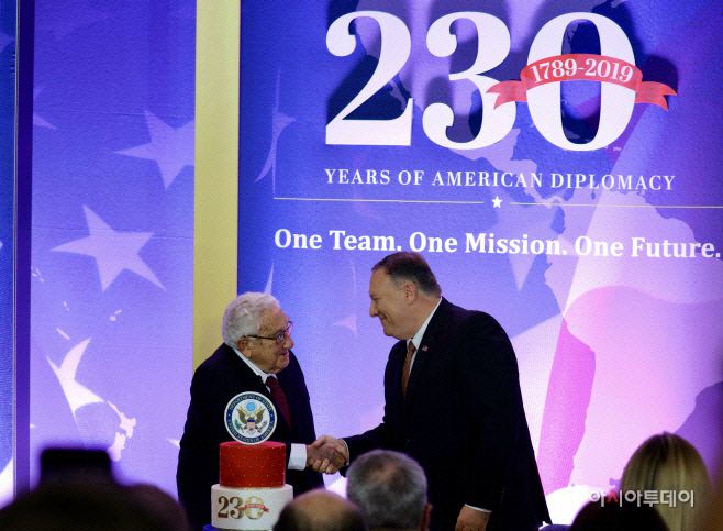 2019년 7월 29일(현지시간) 마이크 폼페이오 미국 국무부 장관이 워싱턴 D.C. 국무부 청사에서 진행된 국무부 창설 230주년 기념행사에서 헨리 키신저 전 국무장관과 악수를 하고 있다./하만주 워싱턴 특파원