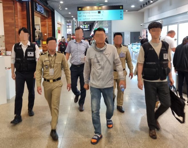 캄보디아에서 부동산 개발 사업을 한다고 투자자들을 속여 약 920억원을 편취한 사기 조직의 부총책이 국내로 강제송환되고 있는 모습. /경찰청
