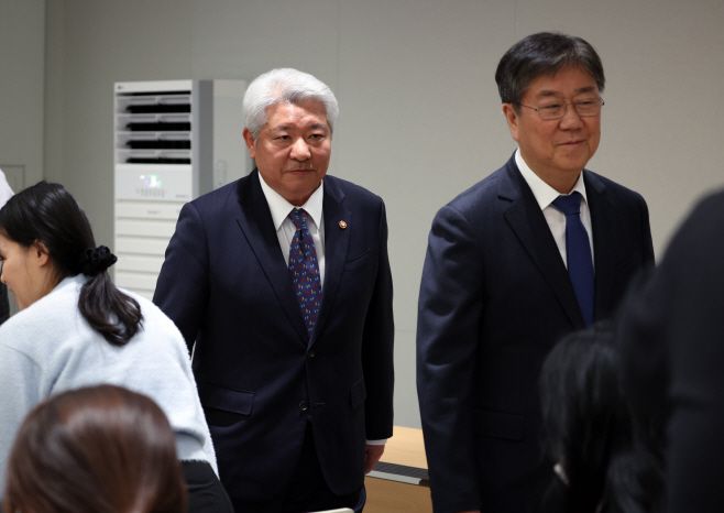 김홍일 방송통신위원장 후보자(가운데) 6일 서울 용산 대통령실 청사에서 소감을 말한 뒤 김대기 대통령 비서실장과 함께 기자실을 나서고 있다. /연합뉴스