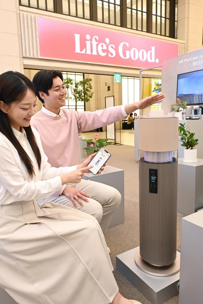 LG전자 모델들이 'LG 퓨리케어 오브제컬렉션 하이드로타워' 팝업스토어에서 하이드로타워를 체험하고 있다. /LG전자