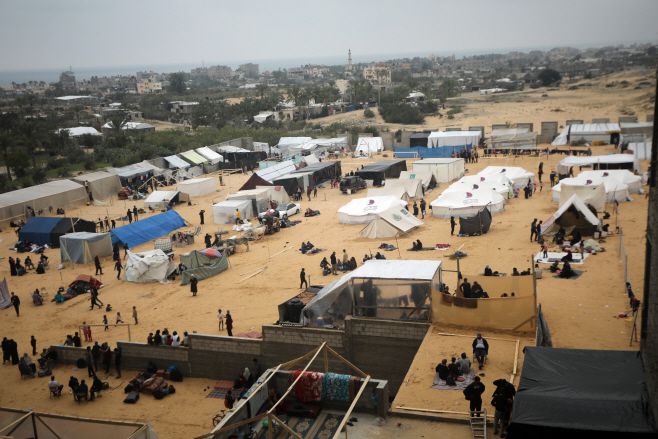 가자지구 남부 칸 유니스를 탈출한 팔레스타인인들이 5일(현지시간) 이집트 국경 인근 라파 임시 대피소에서 생활하고 있다./UPI·연합뉴스
