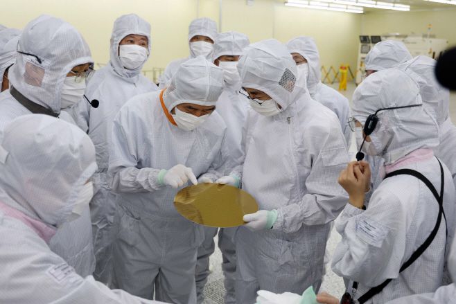 김태흠 충남도지사가 6일 하나마이크론 박장성 공장 현황을 듣고 살펴보고 있다.