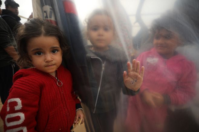 가자지구 남부 칸 유니스를 탈출한 팔레스타인인들이 5일(현지시간) 이집트 국경 인근 라파 임시 대피소에서 생활하고 있다./UPI·연합뉴스