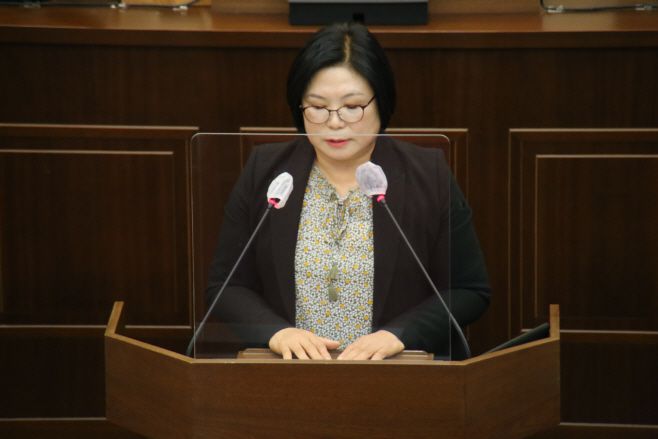 배심교 의원이 5분 자유발언을 통해 도시경관의 질서와 시민들의 보행안전과 생활안전을 위한 불법현수막 정비를 촉구하고 있다. /오성환 기자