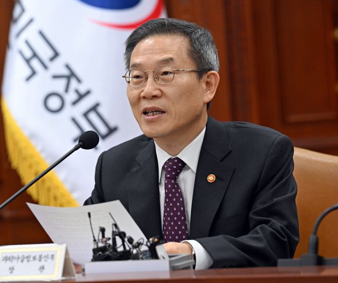 이종호 과학기술정보통신부 장관이 8일 서울 종로구 정부서울청사에서 열린 비상경제장관회의 겸 수출투자대책회의에서 발언을 하고 있다. /송의주 기자