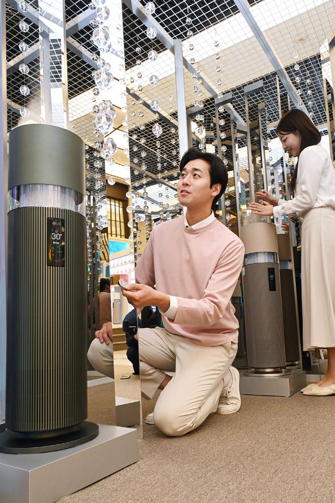 LG전자 모델들이 'LG 퓨리케어 오브제컬렉션 하이드로타워' 팝업스토어에서 하이드로타워를 체험하고 있다. /LG전자