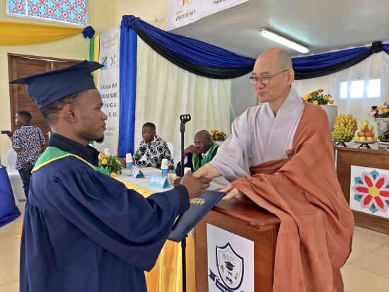 상임이사 일화스님이 학위를 전달하고 있다./제공=아름다운동행