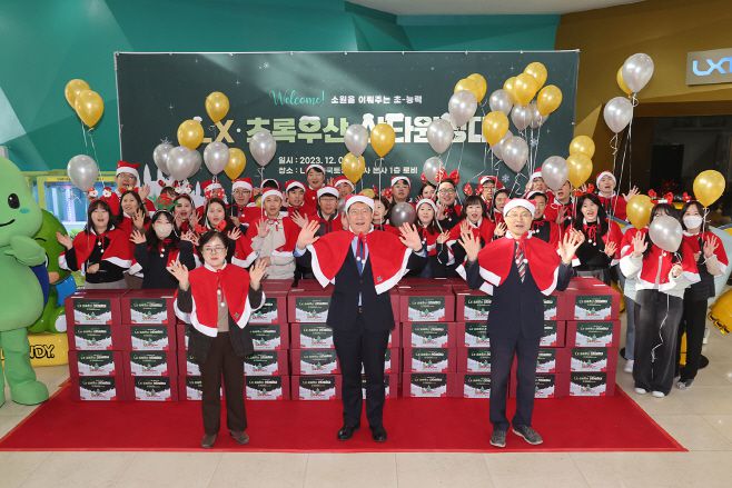 최규명 LX공사 부사장,구미희 초록우산 전북본부장, 김일환 한국아동청소년그룹홈협의회 전북지부 회장이 6일 전주 본사 'LX·초록우산 산타원정대 출정식'에 참석해 기념촬영을 하고 있다. /LX공사