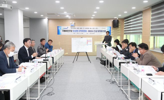 5일 권칠승 더불어민주당 화성병 지역위원장과 정명근 화성시장을 비롯한 도의원, 시의원, 관계 공무원이 화성시민대학에서 국도 43호선(봉담~팔탄) 도로의 교통체증 해소 방안을 강구하기 위한 당정협의회를 실시했다./화성시