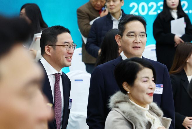 이재용 삼성전자 회장(오른쪽)과 구광모 LG그룹 회장이 6일 부산항 국제전시컨벤션센터에서 윤석열 대통령이 참석한 가운데 열린 부산시민의 꿈과 도전 격려 간담회에서 대화하고 있다./대통령통신사진기자단