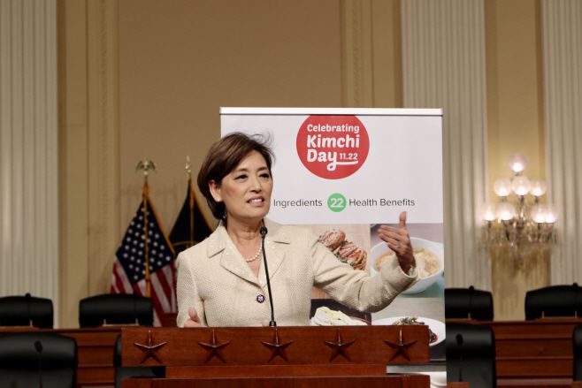영 김 미국 공화당 하원의원이 6일 오후(현지시간) 미국 워싱턴 D.C. 연방의회의사당 하원 캐논빌딩 '낸시 펠로시룸'에서 진행된 '김치의 날' 행사에서 축사를 하고 있다./하만주 워싱턴 특파원