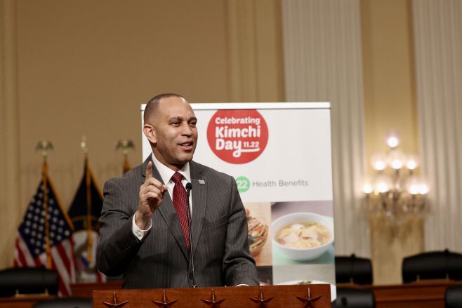 하킴 제프리스 미국 하원 민주당 원내대표가 6일 오후(현지시간) 미국 워싱턴 D.C. 연방의회의사당 하원 캐논빌딩 '낸시 펠로시룸'에서 진행된 '김치의 날' 행사에서 축사를 하고 있다./하만주 워싱턴 특파원
