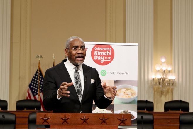 그레고리 믹스 미국 민주당 하원의원이 6일 오후(현지시간) 미국 워싱턴 D.C. 연방의회의사당 하원 캐논빌딩 '낸시 펠로시룸'에서 진행된 '김치의 날' 행사에서 축사를 하고 있다./하만주 워싱턴 특파원