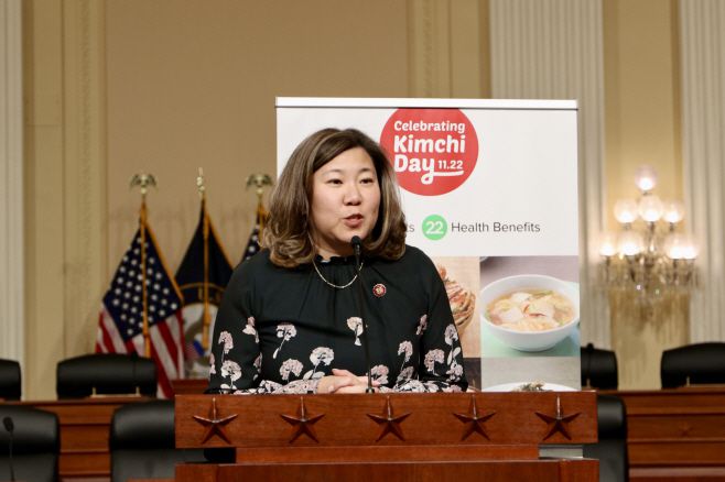 그레이스 맹 미국 민주당 하원의원이 6일 오후(현지시간) 미국 워싱턴 D.C. 연방의회의사당 하원 캐논빌딩 '낸시 펠로시룸'에서 진행된 '김치의 날' 행사에서 축사를 하고 있다./하만주 워싱턴 특파원
