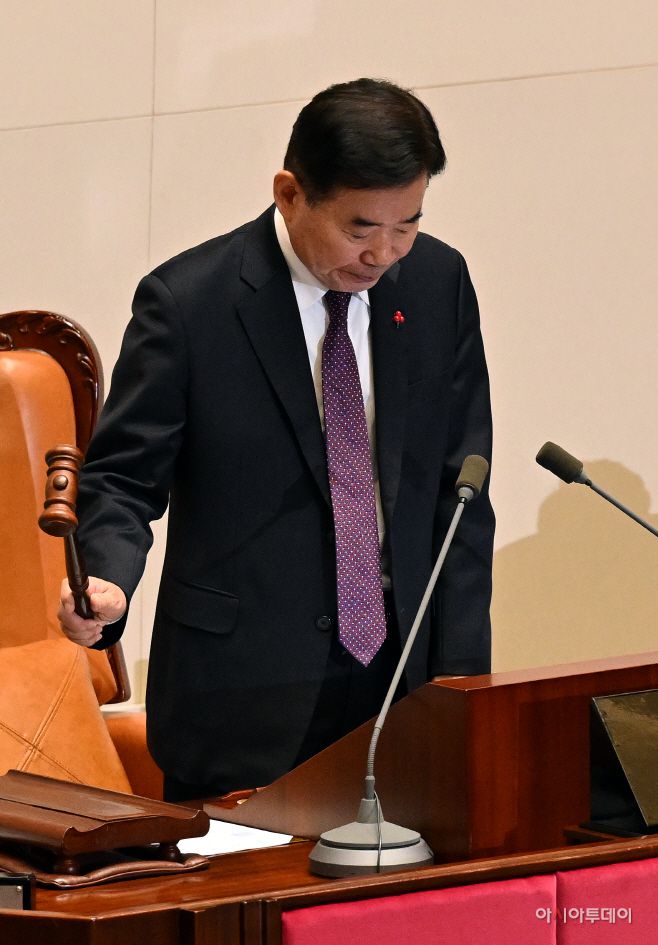김진표 국회의장이 8일 국회에서 열린 본회의에서 의사봉을 두드리고 있다. /송의주 기자
