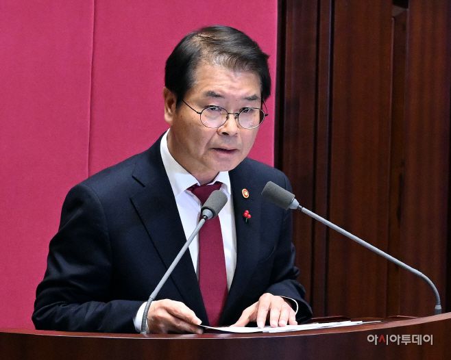 이정식 고용노동부 장관이 8일 국회에서 열린 본회의에서 노조법에 대한 재의요구 이유를 설명하고 있다. /송의주 기자