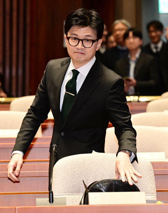 한동훈 법무장관이 6일 국회에서 열린 국민의힘 정책의원총회에 참석하고 있다./이병화 기자