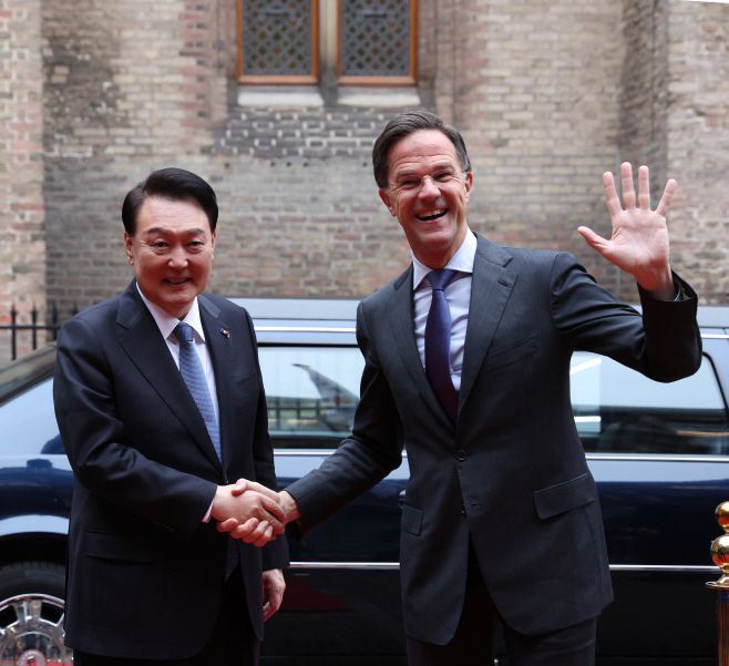 네덜란드를 국빈 방문한 윤석열 대통령이 13일(현지시간) 헤이그 총리실에 도착해 마르크 뤼터 네덜란드 총리와 악수하며 기념 촬영을 하고 있다.  /연합뉴스