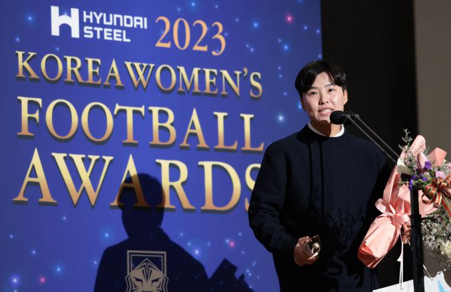 14일 오후 서울 송파구 올림픽파크텔에서 열린 2023 여자축구 WK리그 시상식에서 올해의 도움상을 수상한 수원FC위민 지소연이 수상소감을 밝히고 있다. /연합뉴스