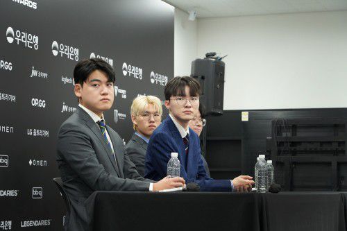 인터뷰 하는 T1 선수단 /사진=김동욱 기자