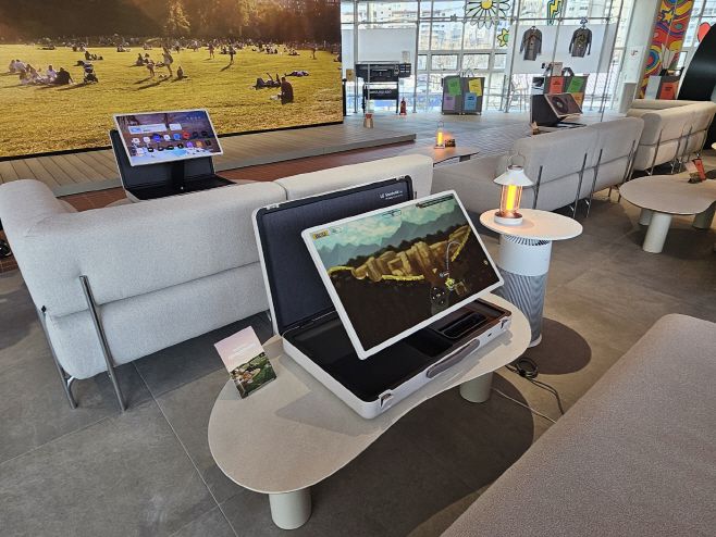 LG전자 체험 공간 '그라운드220'에서 '스탠바이미 고'를 통해 보드 게임을 하거나 음악을 들을 수 있다./정문경 기자