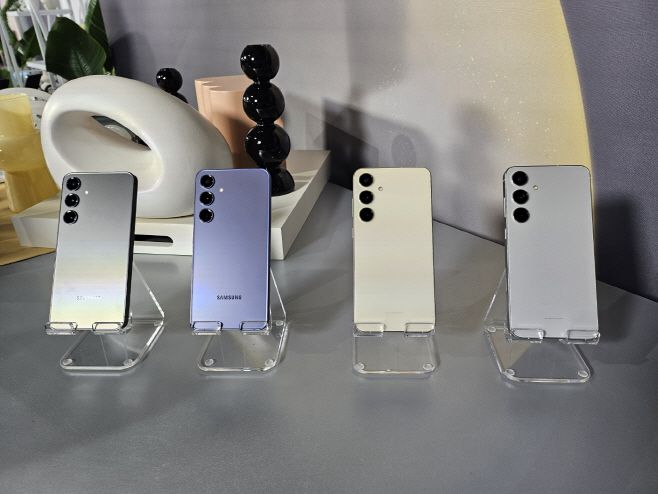 삼성전자 갤럭시S24 플러스 색상 4종. 왼쪽부터 오닉스 블랙, 코발트 바이올렛, 앰버 옐로우, 마블 그레이./정문경 기자