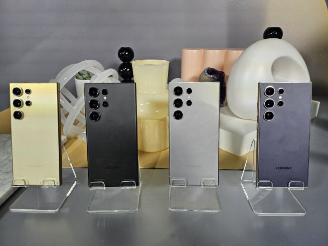 삼성전자 갤럭시S24 울트라 색상 4종. 왼쪽부터 티타늄 옐로우, 티타늄 블랙, 티타늄 그레이, 티타늄 바이올렛,/정문경 기자