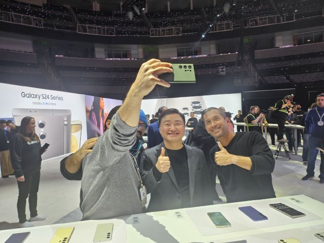 노태문 삼성전자 사장(가운데)와 히로시 록하이머 구글 수석 부사장(오른쪽)이 미국 새너제이 SAP센터에 마련된 갤럭시S24 시리즈 체험존에서 기념 촬영을 하고 있다./정문경 기자
