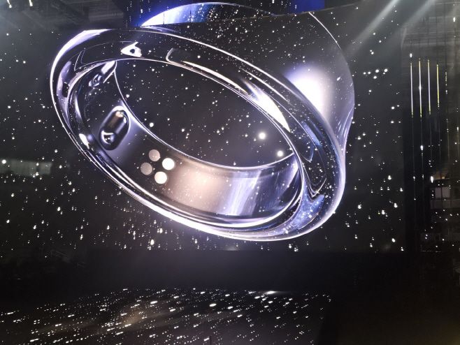 17일(현지시간) 미국 새너제이 SAP센터에서 열린 삼성전자 '갤럭시 언팩 2024'에서 깜짝 등장한 '갤럭시링'./정문경 기자