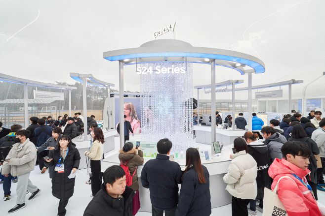 방문객들이 20일 '삼성 올림픽 갤럭시 체험관'에서 갤럭시 S24 시리즈를 체험하고 있다. /삼성전자