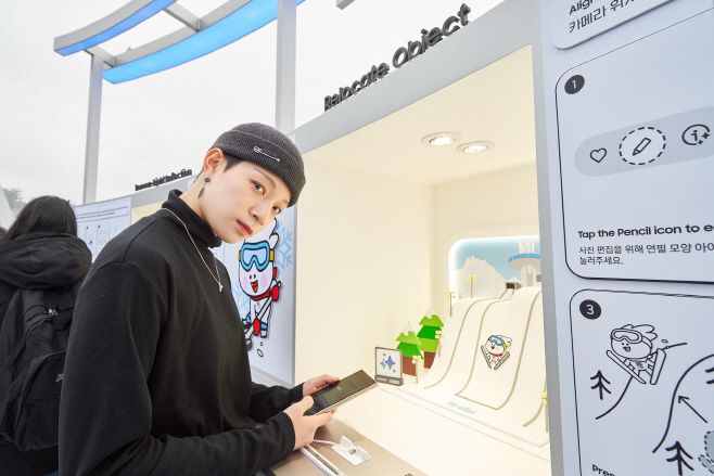 김예리 선수 20일 삼성 갤럭시 올림픽 체험관에서 '갤럭시 S24 시리즈'의 다양한 기능을 체험하고 있다. /삼성전자