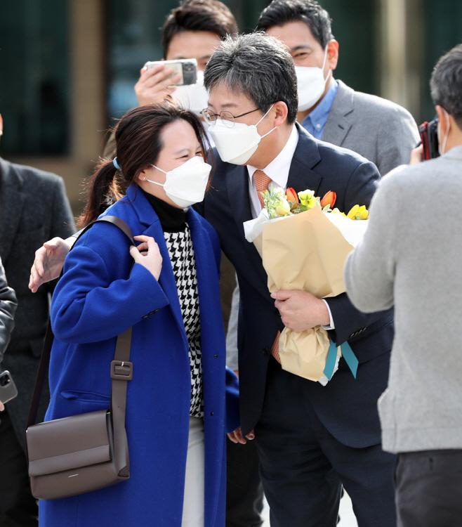 유승민 전 국민의힘 의원이 31일 국회 소통관에서 6.1 지방선거 경기지사 출마 기자회견을 마친 뒤 지지자들에게 꽃다발을 받고 있다.  /이병화 기자