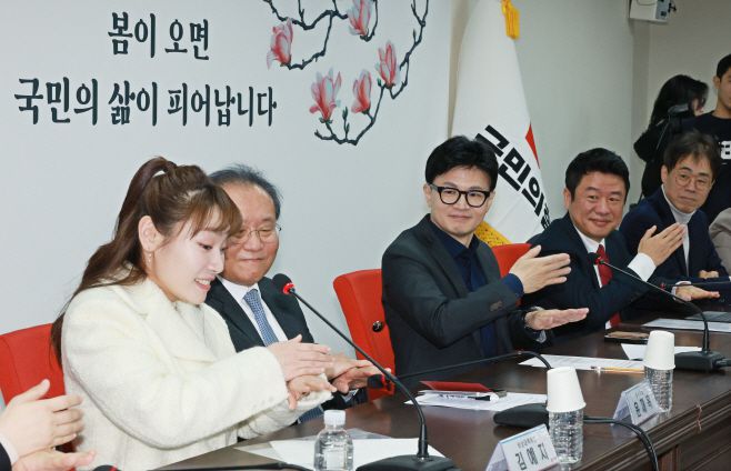 국민의힘 한동훈 비상대책위원장과 윤재옥 원내대표 등이 5일 오전 서울 여의도 국민의힘 당사에서 열린 비상대책위원회의에서 김예지 비상대책위원에게 수화를 배우고 있다. /연합뉴스