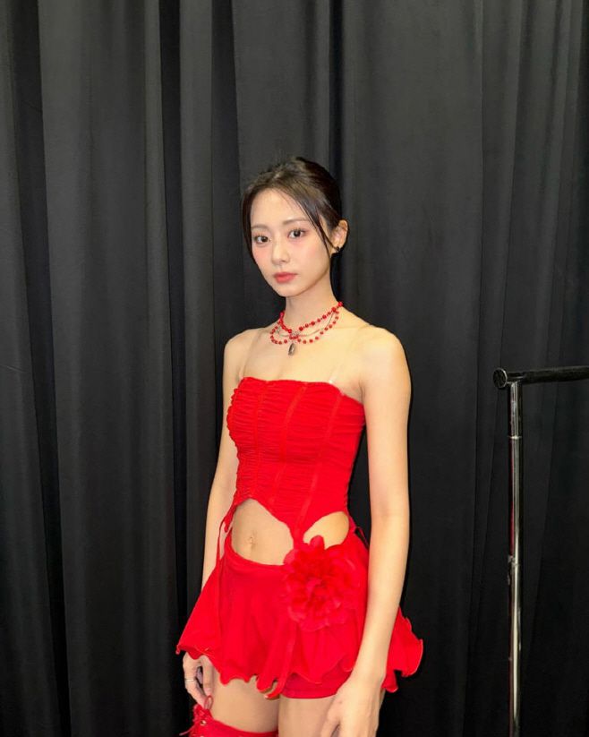 쯔위의 노출 포즈./쯔위 SNS.