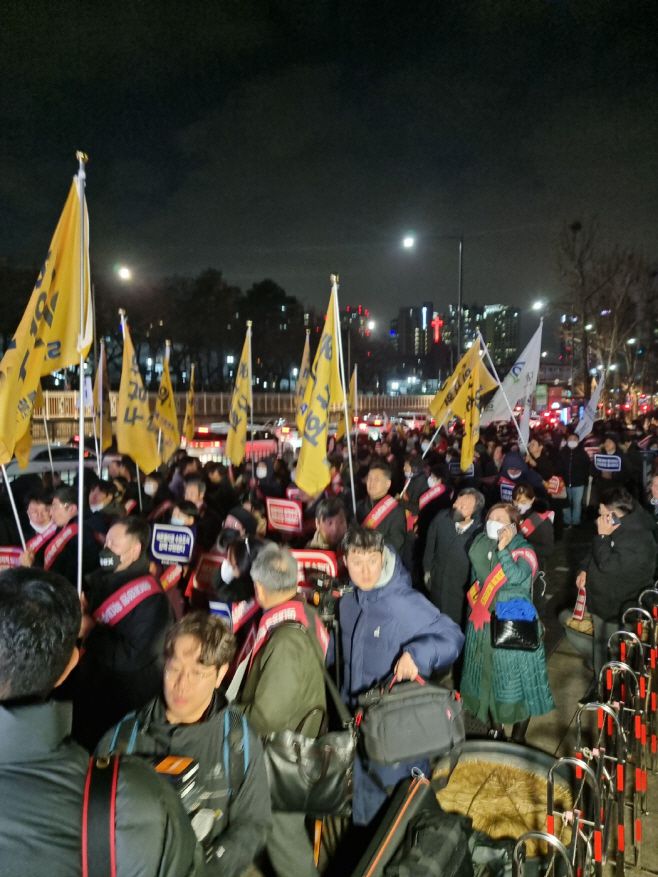 서울시의사회 회원들이 15일 서울 용산구 전쟁기념관 앞엣 의대정원증원 필수의료패키지 저지를 위한 궐기대회에 참석해 각 구별 의사회 깃발을 높이 들고 있다.